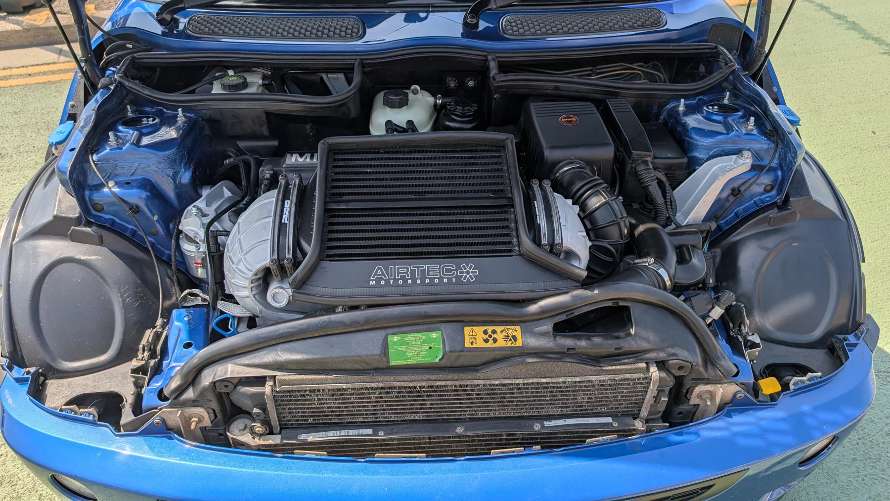 Engine bay of Iain’s blue MINI R53
